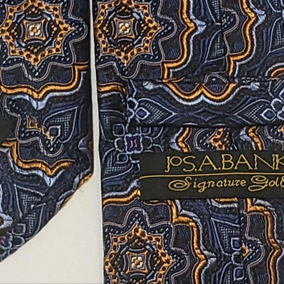 Beautiful Jos A Bank Signature Gold Necktie - Picture 3 of 4